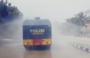 Polres Cilegon Bergerak Cepat, Jalan Palima-Cinangka Disiram untuk Kurangi Dampak Abu Vulkanik Anak Krakatau