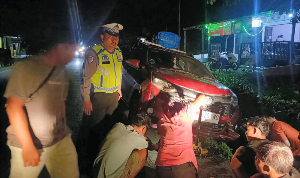 Mobil Terperosok ke Parit di Jalan Sibuhuan-Riau, Polisi dan Warga Bantu Evakuasi