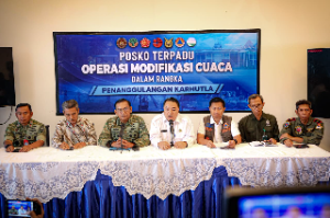 TNI AU Kerahkan A400M dan Super Hercules, Dukung Distribusi Material OMC untuk Tangani Karhutla