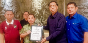 Sekjen ISTAF Serahkan Sertifikat Tuan Rumah Piala Dunia Sepak Takraw kepada Ketua Umum PB PSTI Haji Suranto