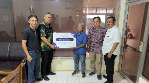 PTPN IV Regional V Salurkan Rp50 Juta untuk Rumah Adat Sungai Rosat di Sanggau