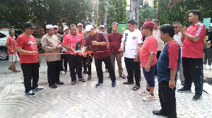 Ketua Komisi III DPRD Kota Bekasi Resmikan 2 Lokasi Pengecoran Jalan di RW 27 Pesona Anggrek